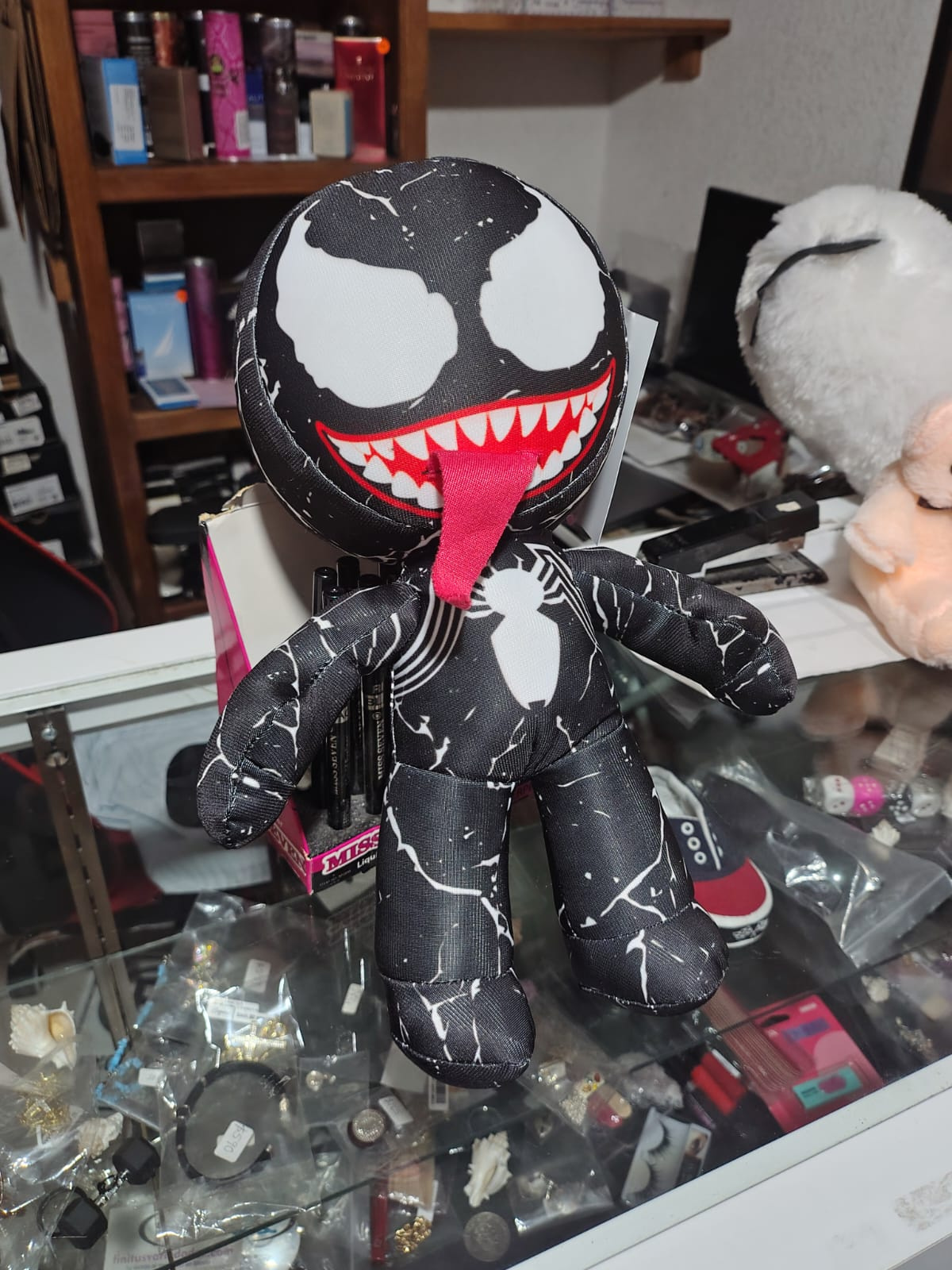 Imagen de Venom De Peluche 30 cm con lengua de fuera