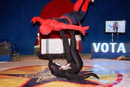 Imagen de show de acrobacia y escapismo con el hombre araÃ±a y venom